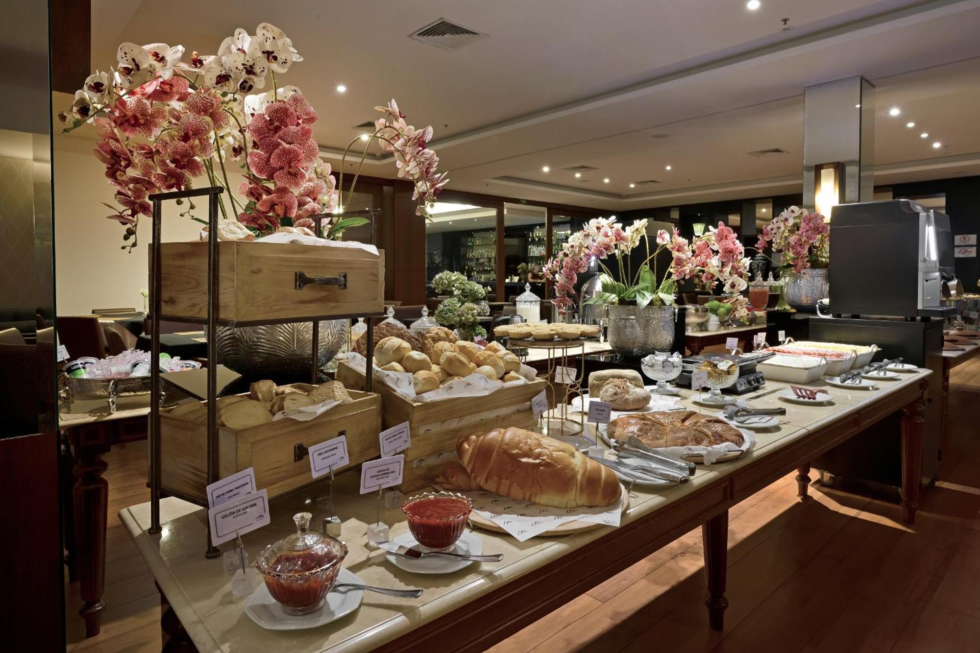 Hotel Mont Blanc Premium Ribeirão Preto Екстериор снимка A buffet at a hotel