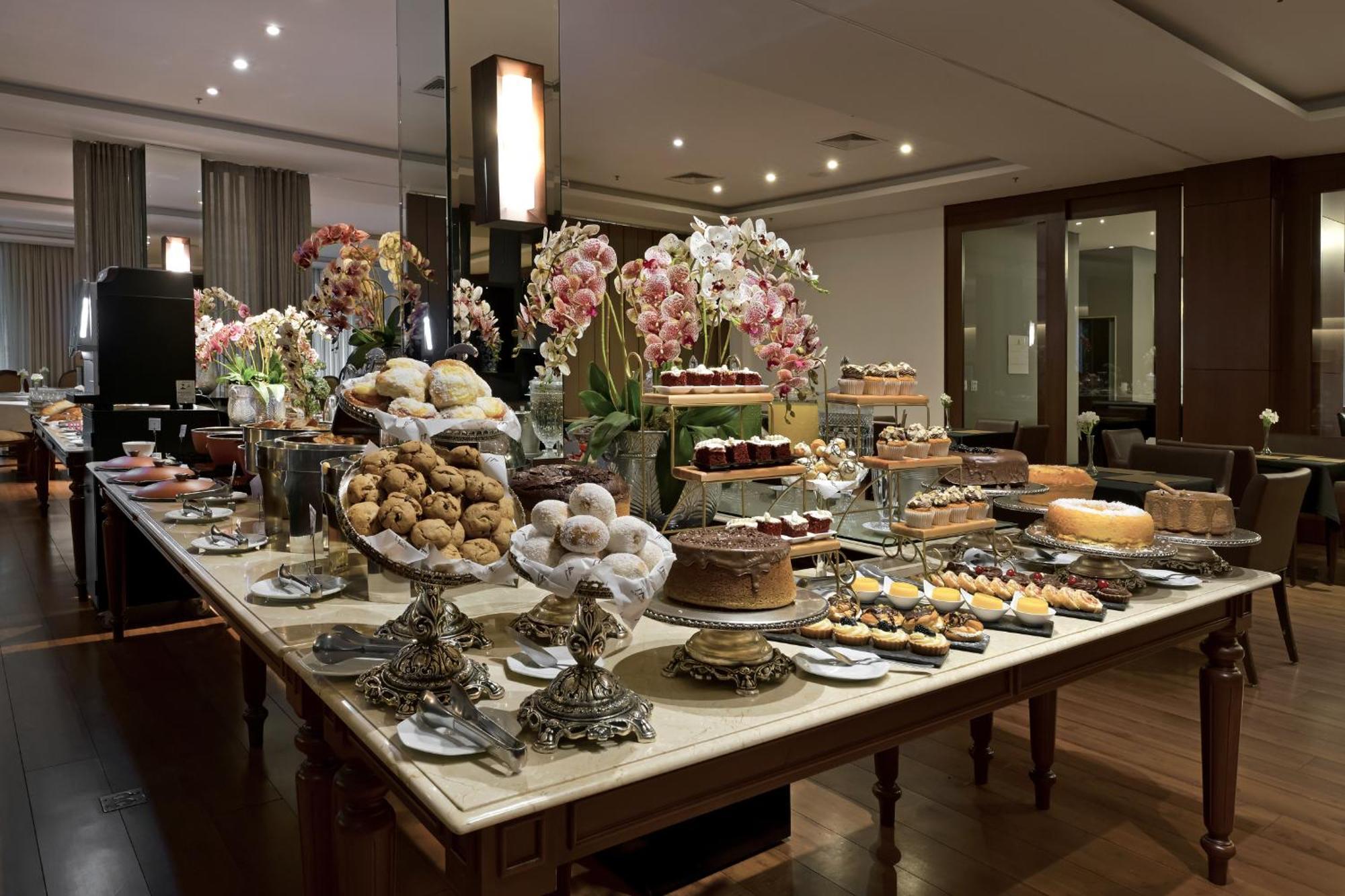 Hotel Mont Blanc Premium Ribeirão Preto Екстериор снимка A dessert table at a wedding reception