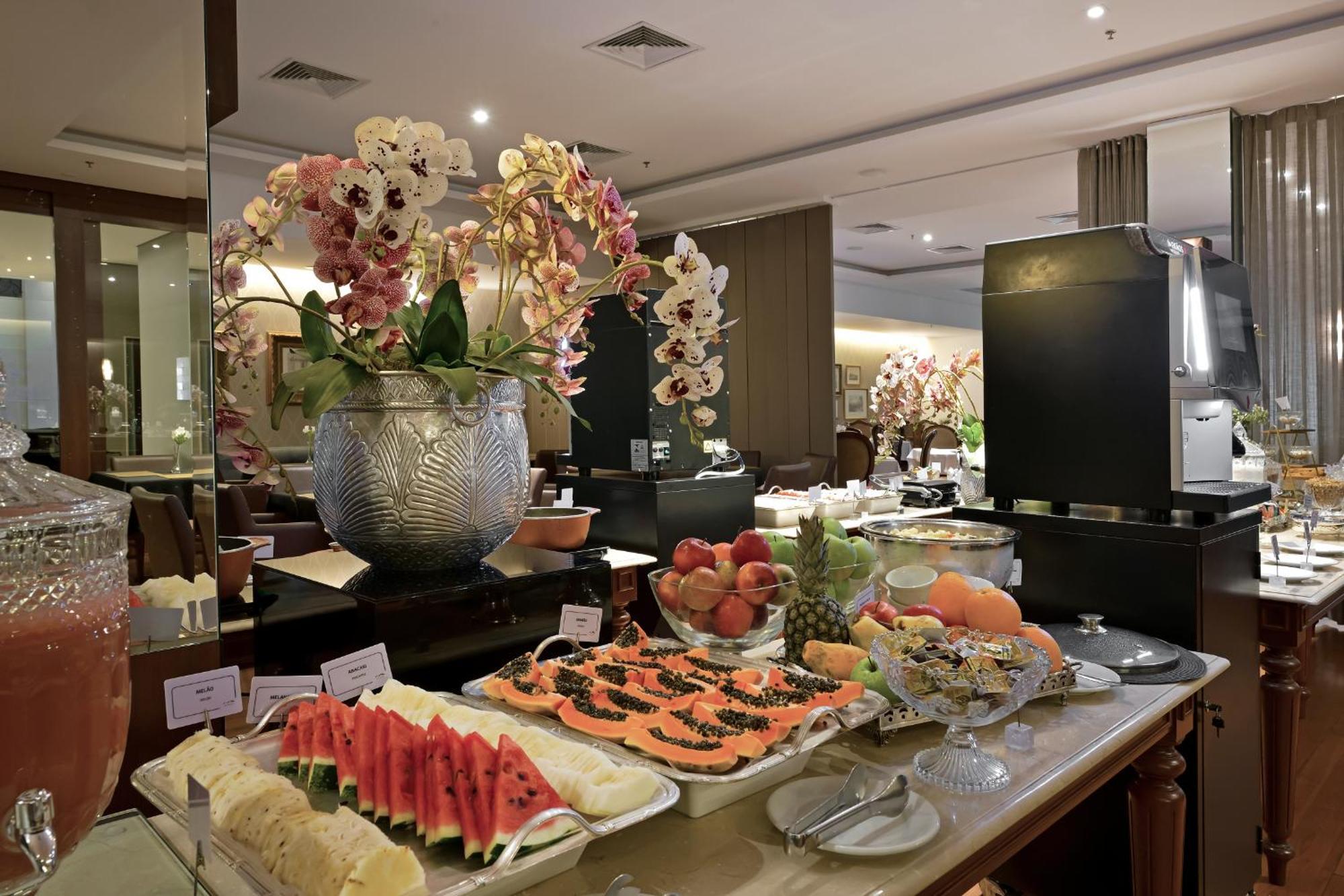 Hotel Mont Blanc Premium Ribeirão Preto Екстериор снимка A fruit salad buffet