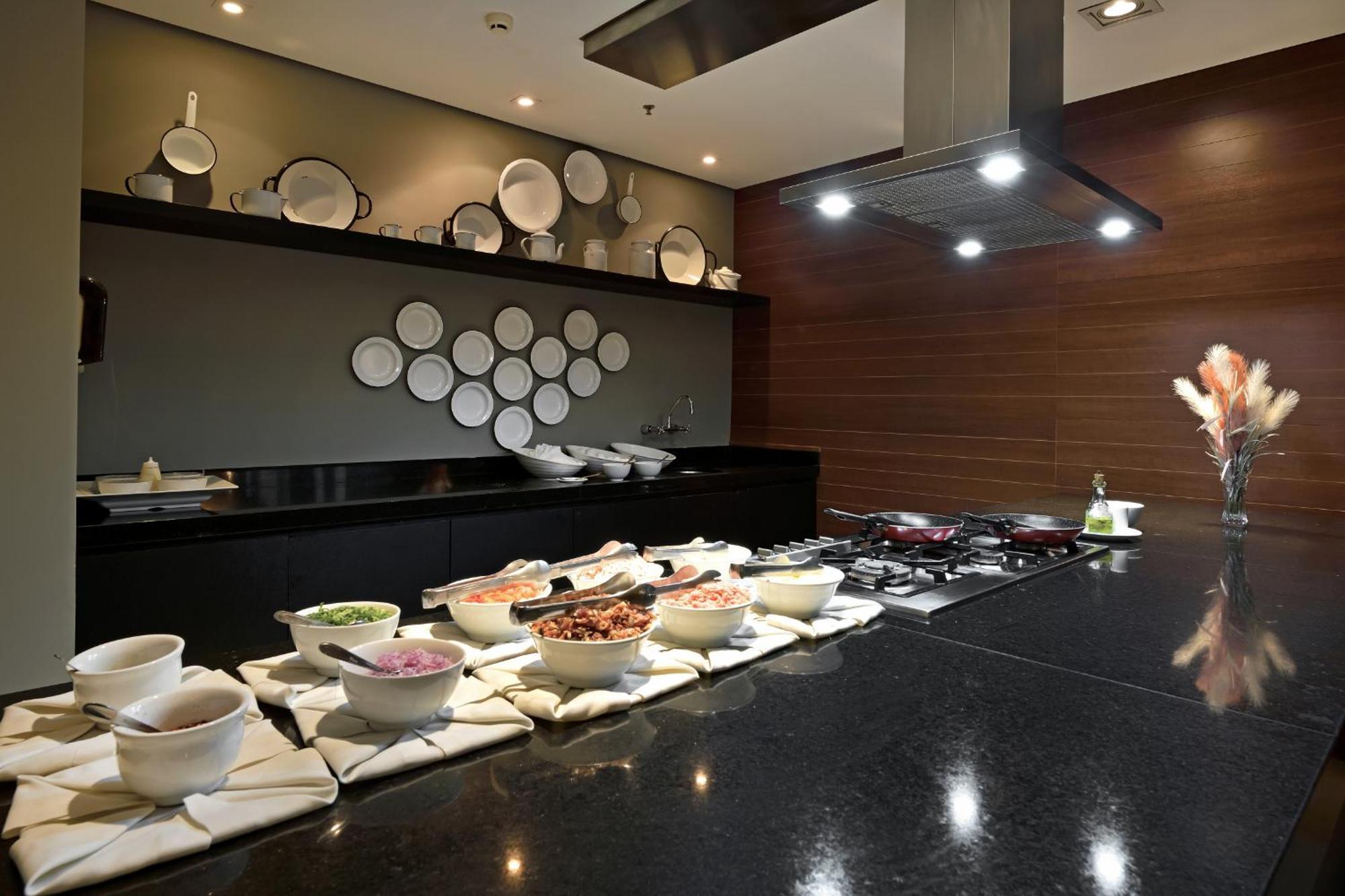 Hotel Mont Blanc Premium Ribeirão Preto Екстериор снимка A buffet at a hotel